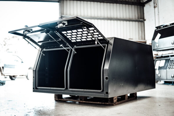 1600mm aluminium black canopy 3 door